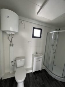 Contenedor de Oficina 800×300 con Baño y Aire Acondicionado - 50x3 m - Acero - Nuevo